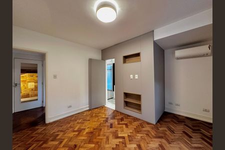 Casa à venda com 490m², 4 quartos e 7 vagasSuíte 3 Térreo