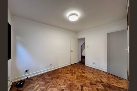 Casa à venda com 490m², 4 quartos e 7 vagasSuíte 3 Térreo