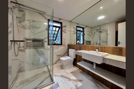 Casa à venda com 490m², 4 quartos e 7 vagasBanheiro Suíte 2