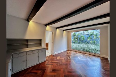 Casa à venda com 490m², 4 quartos e 7 vagasSala