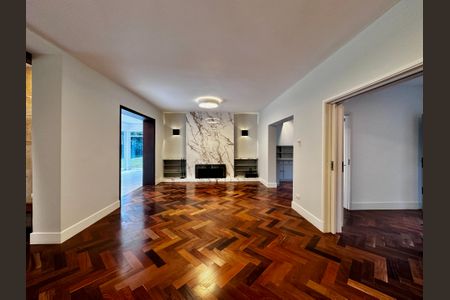 Casa à venda com 490m², 4 quartos e 7 vagasSala