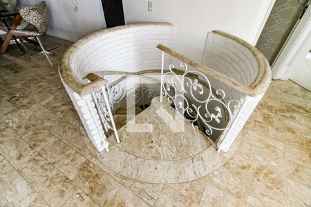 Apartamento à venda com 309m², 5 quartos e 4 vagas Apartamento à venda com 309m², 5 quartos e 4 vagasEscada de acesso