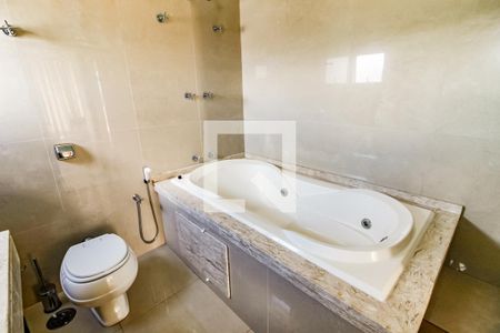 Apartamento à venda com 309m², 5 quartos e 4 vagas Apartamento à venda com 309m², 5 quartos e 4 vagasBanheiro da Suíte 3