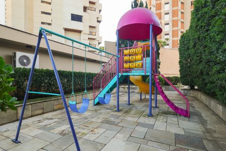Apartamento à venda com 945m², 4 quartos e 4 vagas Apartamento à venda com 945m², 4 quartos e 4 vagasÁrea comum - Playground