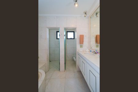 Apartamento à venda com 945m², 4 quartos e 4 vagas Apartamento à venda com 945m², 4 quartos e 4 vagasBanheiro da Suíte 2