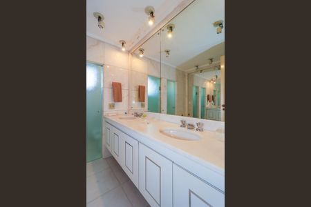 Apartamento à venda com 945m², 4 quartos e 4 vagas Apartamento à venda com 945m², 4 quartos e 4 vagasBanheiro da Suíte 3