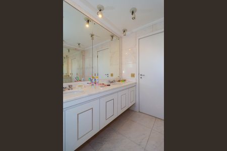 Apartamento à venda com 945m², 4 quartos e 4 vagas Apartamento à venda com 945m², 4 quartos e 4 vagasBanheiro da Suíte 2