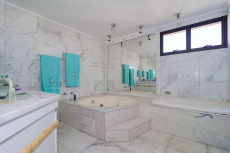 Apartamento à venda com 945m², 4 quartos e 4 vagas Apartamento à venda com 945m², 4 quartos e 4 vagasBanheiro da Suíte 1