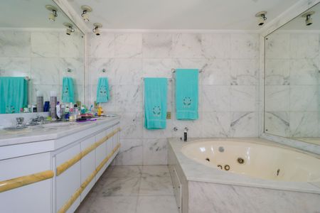 Apartamento à venda com 945m², 4 quartos e 4 vagas Apartamento à venda com 945m², 4 quartos e 4 vagasBanheiro da Suíte 1