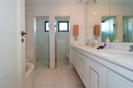 Apartamento à venda com 945m², 4 quartos e 4 vagas Apartamento à venda com 945m², 4 quartos e 4 vagasBanheiro da Suíte 2