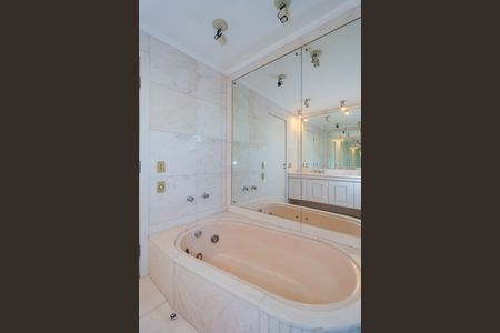 Apartamento à venda com 945m², 4 quartos e 4 vagas Apartamento à venda com 945m², 4 quartos e 4 vagasBanheiro da Suíte 3