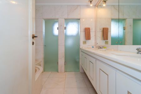 Apartamento à venda com 945m², 4 quartos e 4 vagas Apartamento à venda com 945m², 4 quartos e 4 vagasBanheiro da Suíte 3