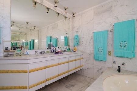 Apartamento à venda com 945m², 4 quartos e 4 vagas Apartamento à venda com 945m², 4 quartos e 4 vagasBanheiro da Suíte 1