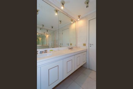 Apartamento à venda com 945m², 4 quartos e 4 vagas Apartamento à venda com 945m², 4 quartos e 4 vagasBanheiro da Suíte 3