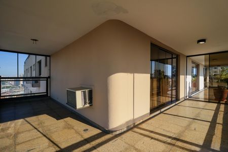 Apartamento à venda com 945m², 4 quartos e 4 vagas Apartamento à venda com 945m², 4 quartos e 4 vagasVaranda da Sala
