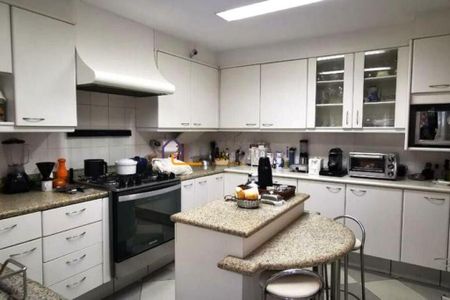 Casa à venda com 363m², 4 quartos e 6 vagas