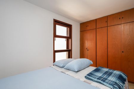 Casa à venda com 223m², 5 quartos e 4 vagas Casa à venda com 223m², 5 quartos e 4 vagasQuarto