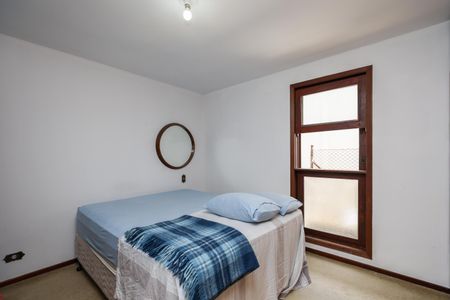 Casa à venda com 223m², 5 quartos e 4 vagas Casa à venda com 223m², 5 quartos e 4 vagasQuarto