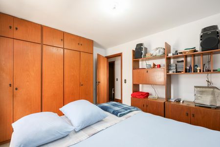 Casa à venda com 223m², 5 quartos e 4 vagas Casa à venda com 223m², 5 quartos e 4 vagasQuarto