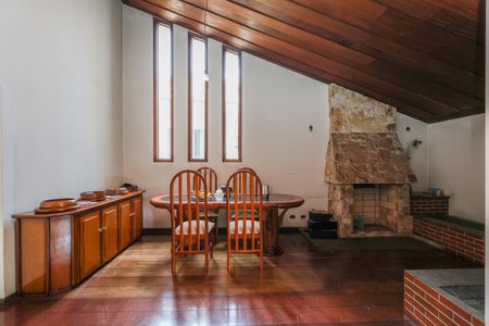 Casa à venda com 223m², 5 quartos e 4 vagas Casa à venda com 223m², 5 quartos e 4 vagasSala