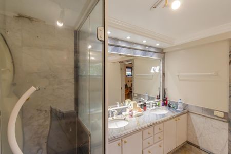Apartamento à venda com 368m², 4 quartos e 4 vagasBanheiro da Suíte 3