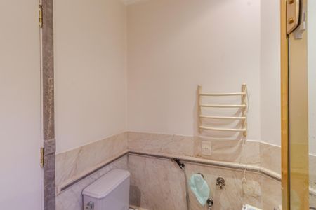 Apartamento à venda com 368m², 4 quartos e 4 vagasBanheiro da Suíte 2