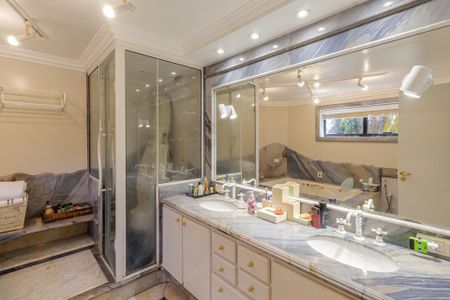 Apartamento à venda com 368m², 4 quartos e 4 vagasBanheiro da Suíte 3