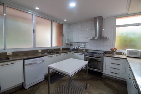 Casa à venda com 509m², 5 quartos e 5 vagas Casa à venda com 509m², 5 quartos e 5 vagasCozinha