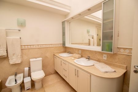 Casa à venda com 509m², 5 quartos e 5 vagas Casa à venda com 509m², 5 quartos e 5 vagasBanheiro da Suíte 5