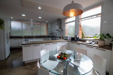 Casa à venda com 509m², 5 quartos e 5 vagas Casa à venda com 509m², 5 quartos e 5 vagasCopa