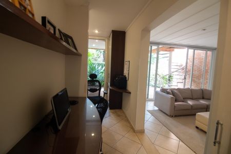 Casa à venda com 509m², 5 quartos e 5 vagas Casa à venda com 509m², 5 quartos e 5 vagasEscritório
