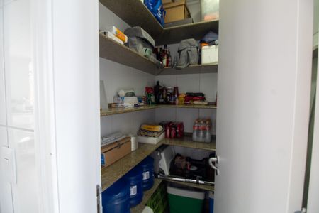 Casa à venda com 509m², 5 quartos e 5 vagas Casa à venda com 509m², 5 quartos e 5 vagasCozinha - Dispensa