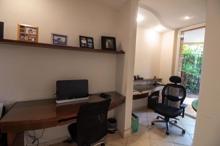 Casa à venda com 509m², 5 quartos e 5 vagas Casa à venda com 509m², 5 quartos e 5 vagasEscritório