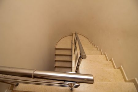 Casa à venda com 509m², 5 quartos e 5 vagas Casa à venda com 509m², 5 quartos e 5 vagasEscada