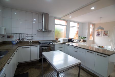 Casa à venda com 509m², 5 quartos e 5 vagas Casa à venda com 509m², 5 quartos e 5 vagasCozinha