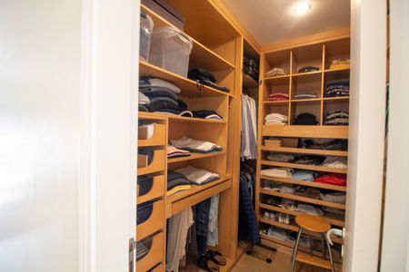 Casa à venda com 509m², 5 quartos e 5 vagas Casa à venda com 509m², 5 quartos e 5 vagasCloset da Suíte 5