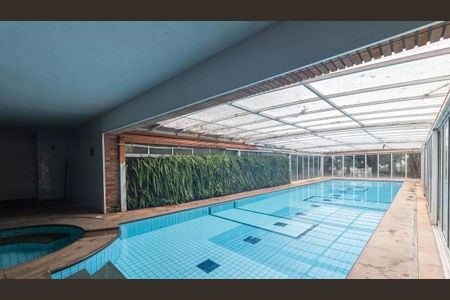 Casa à venda com 509m², 5 quartos e 5 vagas Casa à venda com 509m², 5 quartos e 5 vagasÁrea comum - Piscina