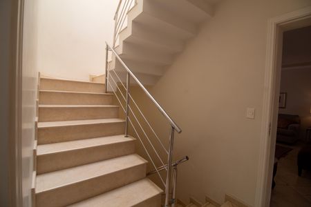 Casa à venda com 509m², 5 quartos e 5 vagas Casa à venda com 509m², 5 quartos e 5 vagasEscada