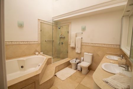 Casa à venda com 509m², 5 quartos e 5 vagas Casa à venda com 509m², 5 quartos e 5 vagasBanheiro da Suíte 5