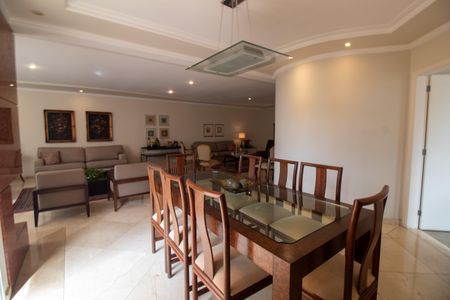 Casa à venda com 509m², 5 quartos e 5 vagas Casa à venda com 509m², 5 quartos e 5 vagasSala de Jantar