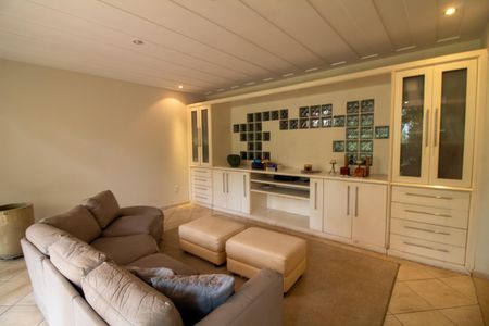 Casa à venda com 509m², 5 quartos e 5 vagas Casa à venda com 509m², 5 quartos e 5 vagasSala Intima