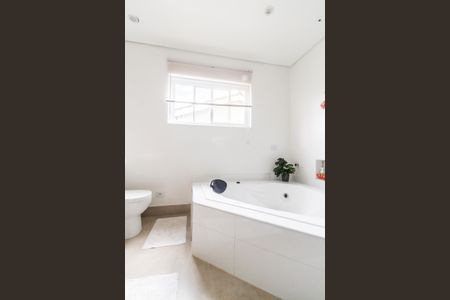 Casa de condomínio à venda com 370m², 3 quartos e 4 vagas Casa de condomínio à venda com 370m², 3 quartos e 4 vagasBanheiro da Suíte 1