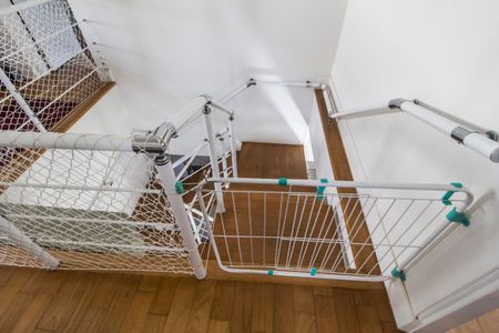 Casa de condomínio à venda com 370m², 3 quartos e 4 vagas Casa de condomínio à venda com 370m², 3 quartos e 4 vagasEscada