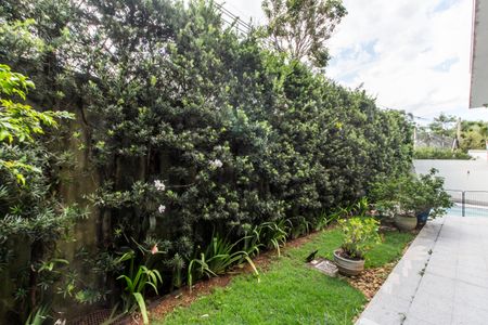 Casa de condomínio à venda com 370m², 3 quartos e 4 vagas Casa de condomínio à venda com 370m², 3 quartos e 4 vagasQuintal