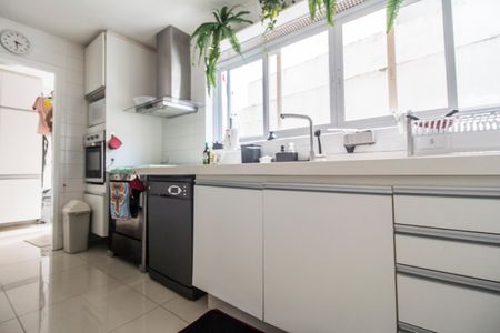 Casa de condomínio à venda com 370m², 3 quartos e 4 vagas Casa de condomínio à venda com 370m², 3 quartos e 4 vagasCozinha