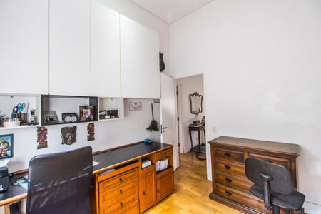 Casa de condomínio à venda com 370m², 3 quartos e 4 vagas Casa de condomínio à venda com 370m², 3 quartos e 4 vagasEscritório