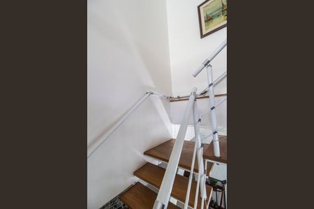 Casa de condomínio à venda com 370m², 3 quartos e 4 vagas Casa de condomínio à venda com 370m², 3 quartos e 4 vagasEscada