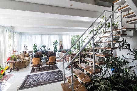 Casa de condomínio à venda com 370m², 3 quartos e 4 vagas Casa de condomínio à venda com 370m², 3 quartos e 4 vagasEscada