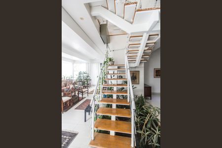 Casa de condomínio à venda com 370m², 3 quartos e 4 vagas Casa de condomínio à venda com 370m², 3 quartos e 4 vagasEscada