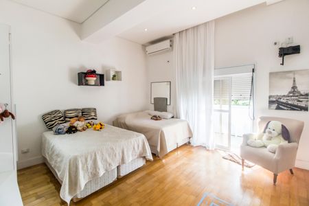 Casa de condomínio à venda com 370m², 3 quartos e 4 vagas Casa de condomínio à venda com 370m², 3 quartos e 4 vagasSuíte 3